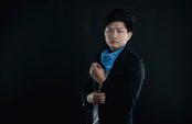 店舗スタッフが笑顔で迎える写真